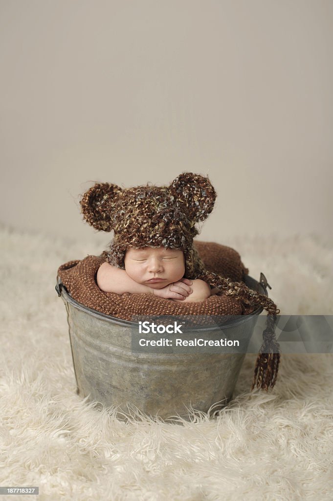 Новорожденный, которые позируют в ведро - Стоковые фото Антиквариат роялти-фри