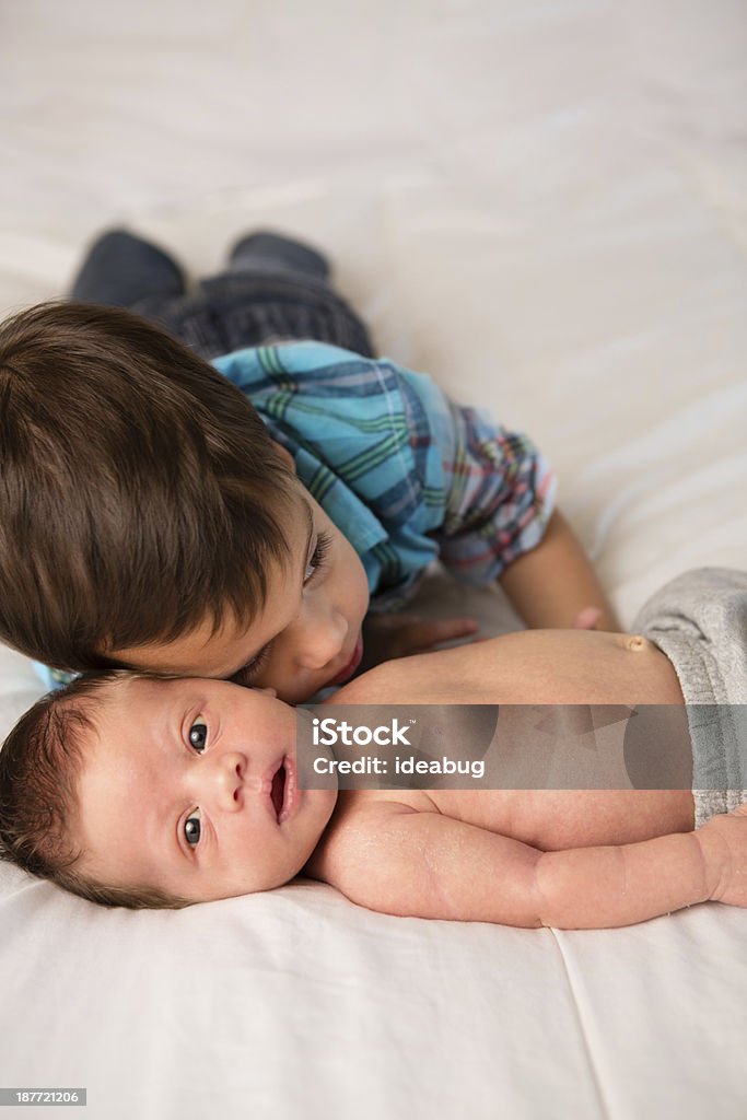 Kleinkinder – Jungen umarmen sein Neugeborenes Bruder - Lizenzfrei 0-1 Monat Stock-Foto