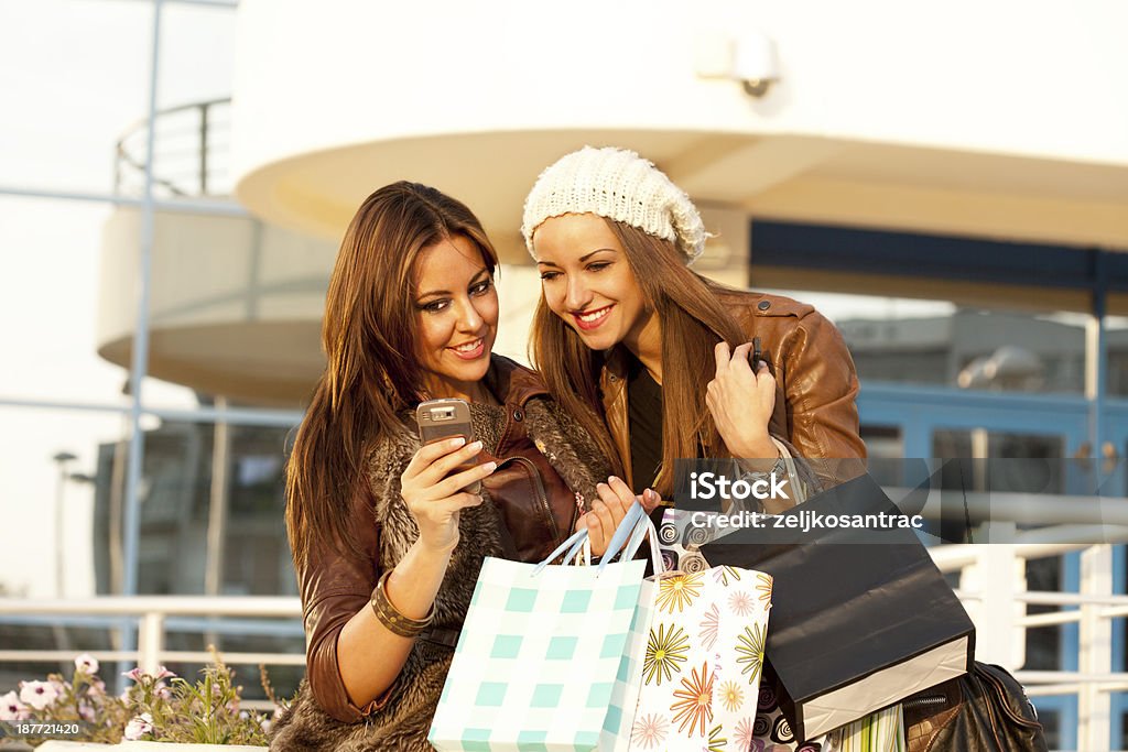 Bela jovem mulheres compras - Foto de stock de A caminho royalty-free