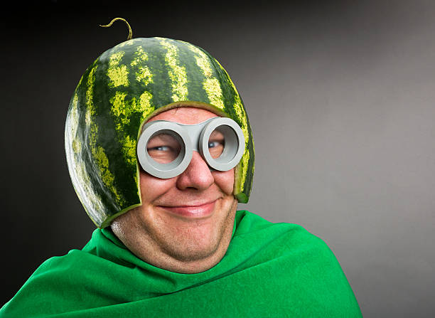 lustiger mann mit helm und googles wassermelone - exzentrisch stock-fotos und bilder