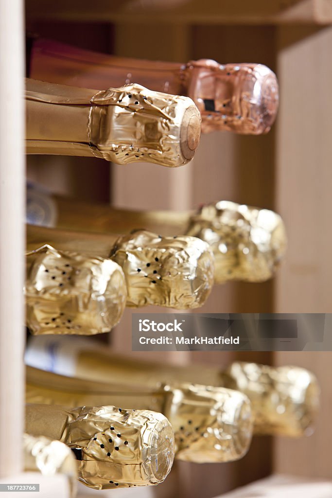 Cantina di bottiglie di Champagne - Foto stock royalty-free di Spumante