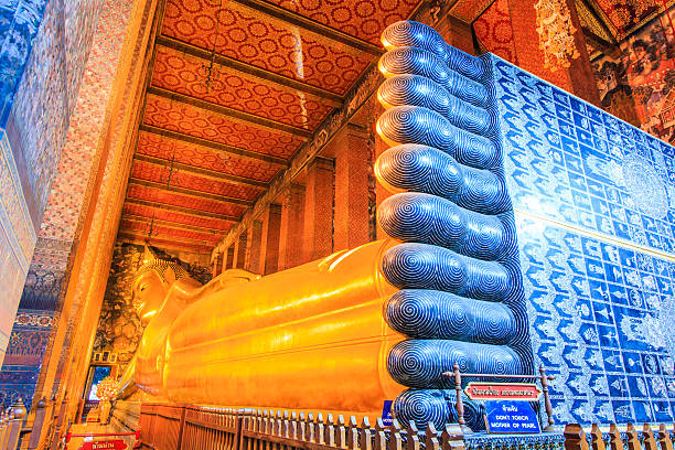 wat pho templo de banguecoque, tailândia - gold pagoda temple synagogue imagens e fotografias de stock