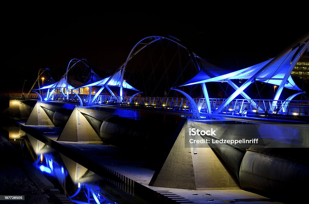 Ponte di notte a piedi - Foto stock royalty-free di Ambientazione esterna