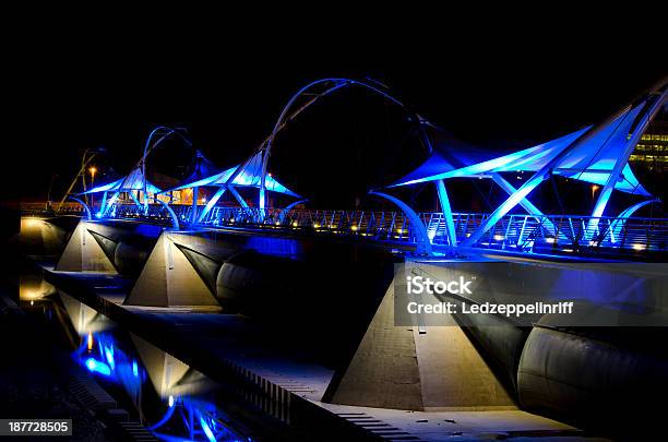 Ponte Di Notte A Piedi - Fotografie stock e altre immagini di Ambientazione esterna - Ambientazione esterna, Composizione orizzontale, Fiume