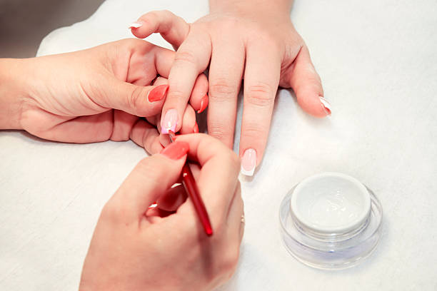 des faux ongles dans un salon de beauté - nail file acrylic painting fingernail manicure photos et images de collection
