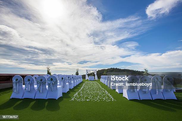 Aufbau Für Hochzeit Auf Dem Dach Stockfoto und mehr Bilder von Architektonische Säule - Architektonische Säule, Bild-Ambiente, Blume