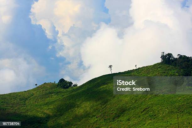 カーブの山々と青い空 - からっぽのストックフォトや画像を多数ご用意 - からっぽ, タイ王国, チェンマイ県