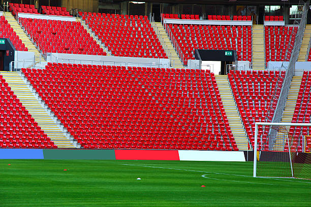 rote platz - bleachers stadium empty seat stock-fotos und bilder