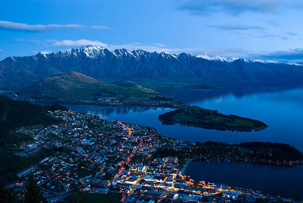 blick von queenstown downtown in der dämmerung - sea passage audio stock-fotos und bilder