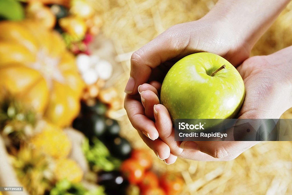 Femmina mani tiene fresco verde mela nel mercato degli allevatori - Foto stock royalty-free di Abbondanza