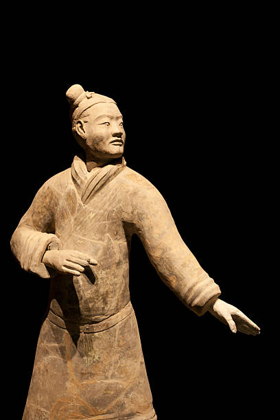 terrakotta-krieger in der bekämpfung der position, xi'an,, china - army xian china archaeology stock-fotos und bilder