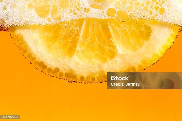 Limone In Bolle Di Birra - Fotografie stock e altre immagini di Birra - Birra, Limone, Arancione