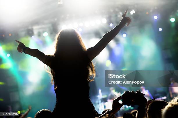 Foto de Garota Em Um Concerto e mais fotos de stock de Audiência - Audiência, Adolescente, Adolescentes Meninas