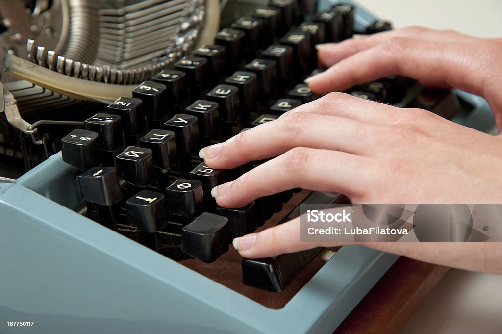 Manos en una máquina de escribir - Foto de stock de Anticuado libre de derechos