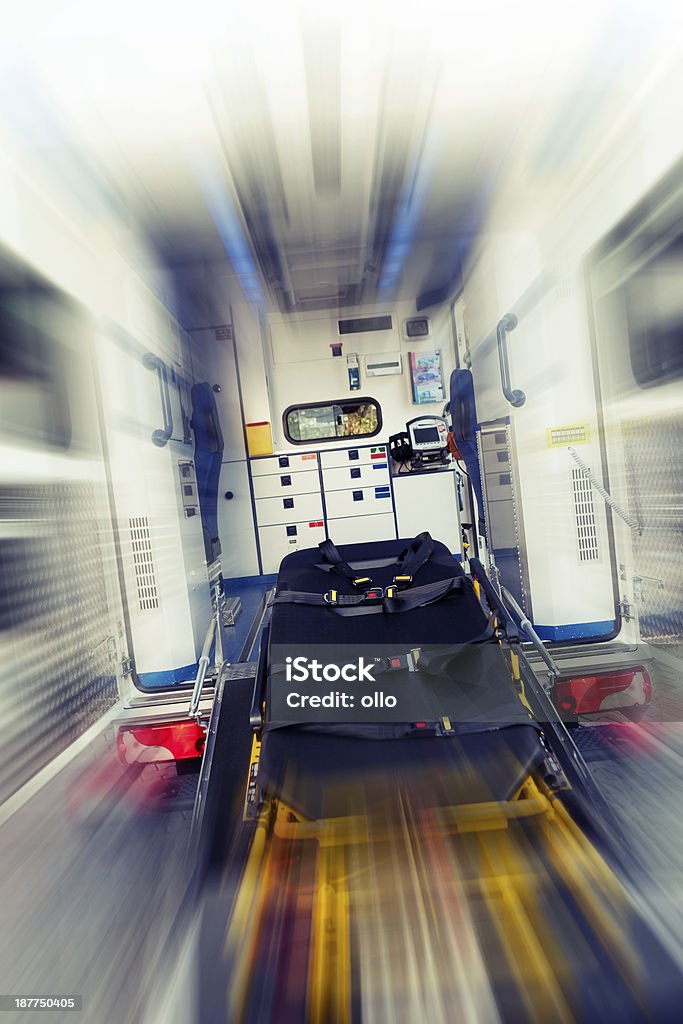 Moderna de ambulancia - Foto de stock de Ambulancia libre de derechos