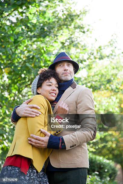 Casal Feliz Abraçar - Fotografias de stock e mais imagens de Abraçar - Abraçar, Adulto, Amarelo