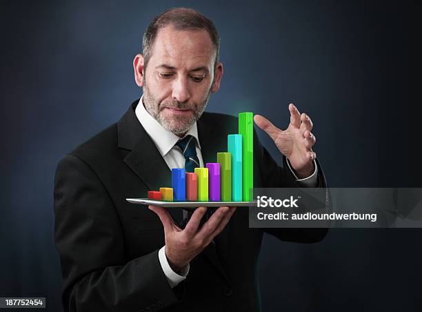 Mobile Finanzen Und Statistik Analytics Stockfoto und mehr Bilder von Analysieren - Analysieren, Anzug, Bankgeschäft