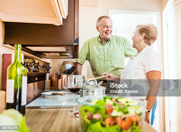 Altes Paar Kochen Stockfoto und mehr Bilder von Alter Erwachsener - Alter Erwachsener, Garkochen, Paar - Partnerschaft