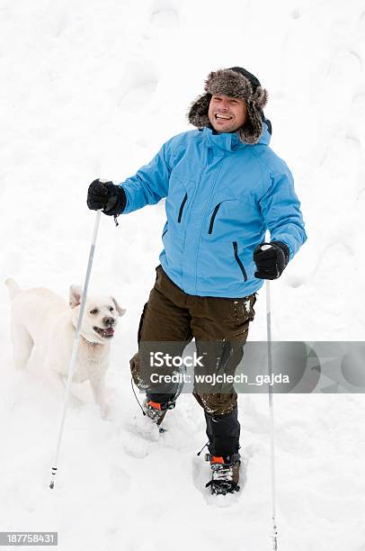 Foto de Caminhadas Com Raquetes De Neve Com Cachorro e mais fotos de stock de Bota de Neve - Equipamento esportivo - Bota de Neve - Equipamento esportivo, Cão, Snowshoeing