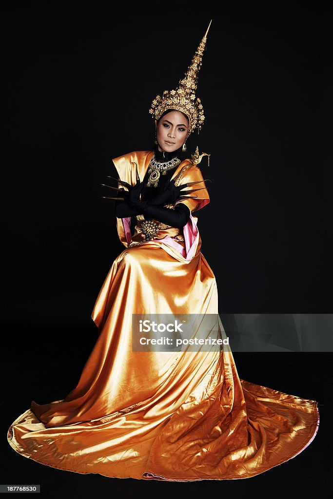 Donna esegue danza thailandese arte contemporanea - Foto stock royalty-free di Adulto