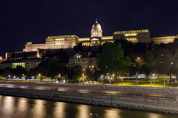 château royal de buda, le budapest illumination - nobility royal palace of buda budapest palace photos et images de collection