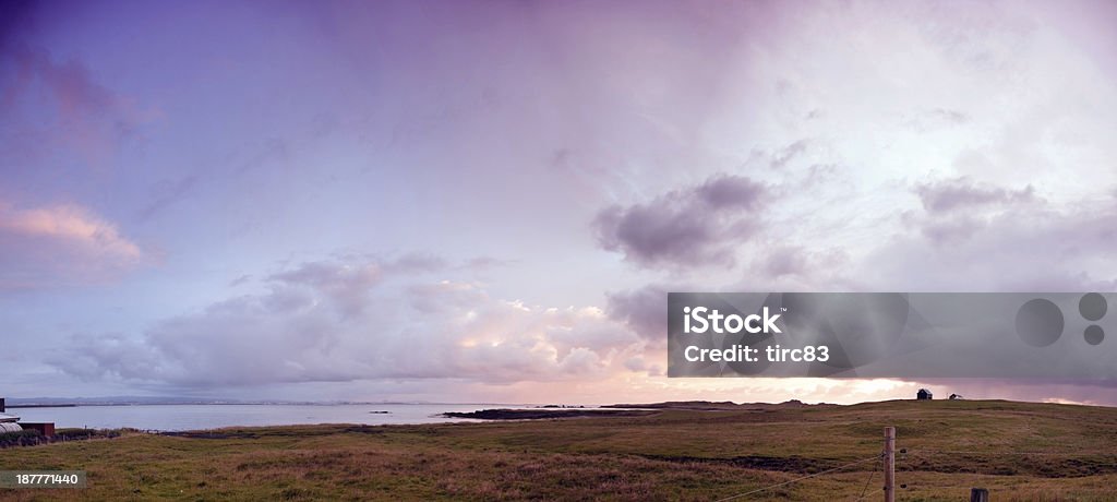 Vue sur le littoral sur coucher de soleil juste au nord de Reykjavik en Islande - Photo de Bleu libre de droits