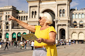 seniorinnen-mit-sonnenbrille-blicken-auf-die-papierkarte-auf-dem-domplatz-galleria-vittorio.jpg?b=1&s=170x170&k=20&c=AvCF9tcSrAugN9xGIfVTAvn9tJ6rLsW3UnwYIHs4y_I=
