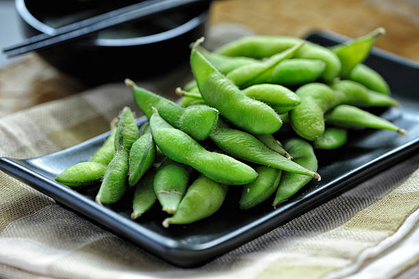 グリーン焼き上げたオーガニックの枝豆 - soybean bean edamame pod ストックフォトと画像