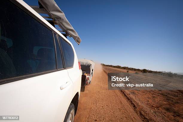 Zwiedzanie Buszu W Australiinapędu Na Cztery Koła Holowanie Przyczepy Furgonetki - zdjęcia stockowe i więcej obrazów Australia