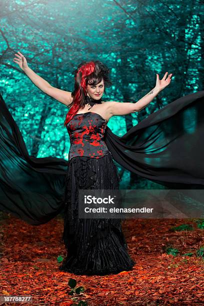 Photo libre de droit de Goth Grand Lit banque d'images et plus d'images libres de droit de Danser - Danser, Femmes, Goth