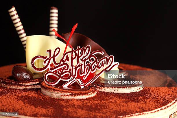 Foto de Bolo De Chocolate De Feliz Aniversário e mais fotos de stock de Aniversário - Aniversário, Assado no Forno, Bolinho