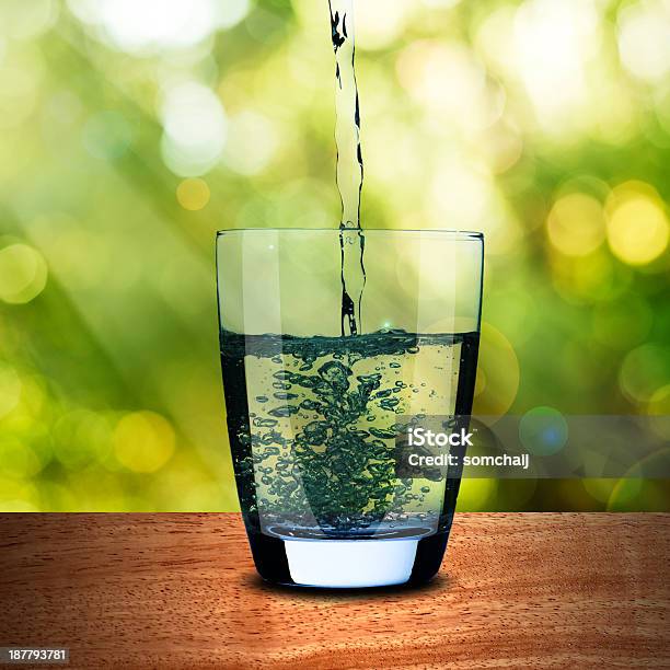 Água Vertendo De Vidro - Fotografias de stock e mais imagens de Azul - Azul, Bebida, Bebida Fresca