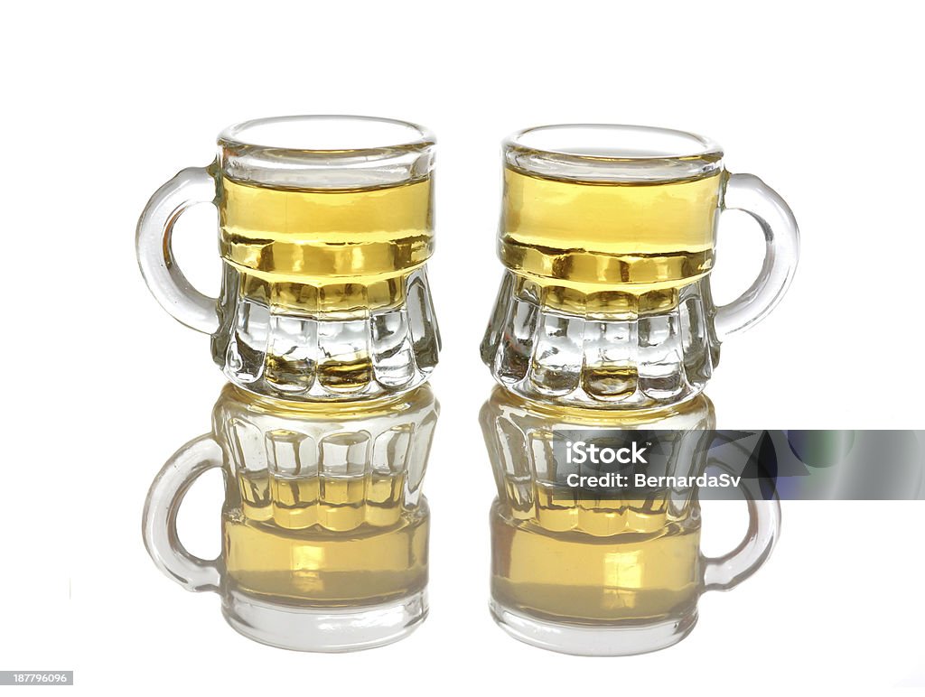 Dos vasos de toma brandy caliente aislada - Foto de stock de Amarillo - Color libre de derechos