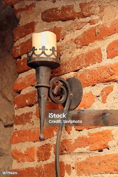 Torch Uma Parede - Fotografias de stock e mais imagens de Tocha de Fogo - Tocha de Fogo, Castelo, Medieval