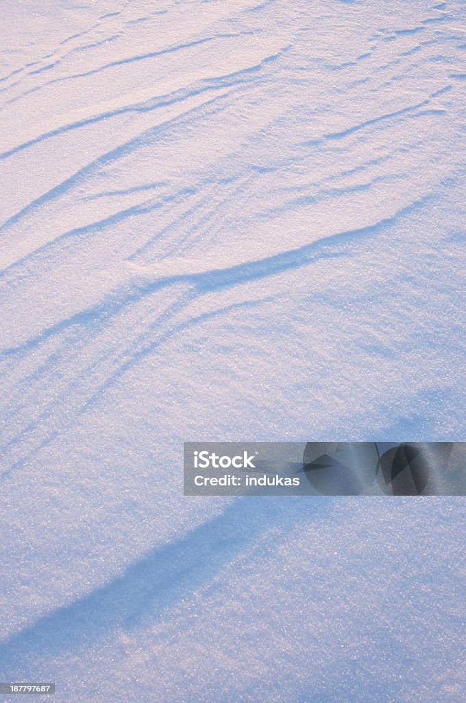 Motifs dans la neige recouvert le champ - Photo de Abstrait libre de droits