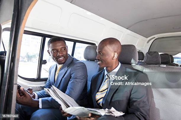 Photo libre de droit de African Hommes Daffaires Ayant Une Conversation Dans Le Taxi banque d'images et plus d'images libres de droit de Adulte