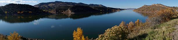 panoramablick, finden sie das horsetooth reservoir, fort collins - fort collins reservoir lake water stock-fotos und bilder