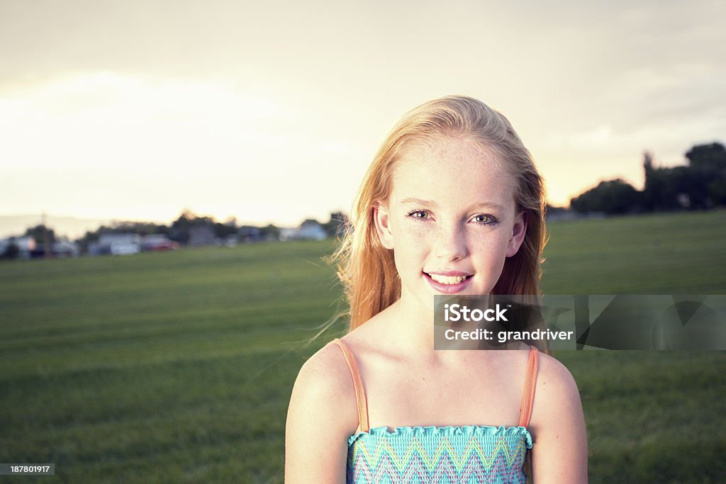 Menina bonita em um campo - Royalty-free Alegria Foto de stock