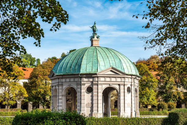осенний вид на парк хофгартен с дианатемпель в мюнхене, германия - diana pavilion стоковые фото и изображения