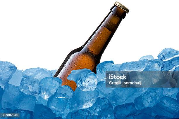 Garrafa De Cerveja Com Cubo De Gelo - Fotografias de stock e mais imagens de Azul - Azul, Bebida, Bebida Alcoólica
