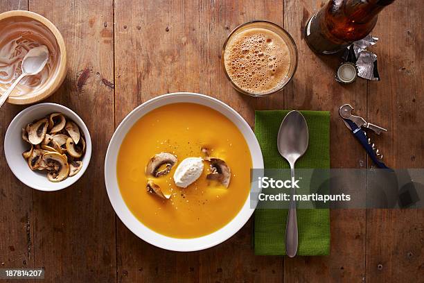 Crema De Calabaza Cena En La Mesa De Madera Foto de stock y más banco de imágenes de Alimento - Alimento, Botella, Botella de cerveza