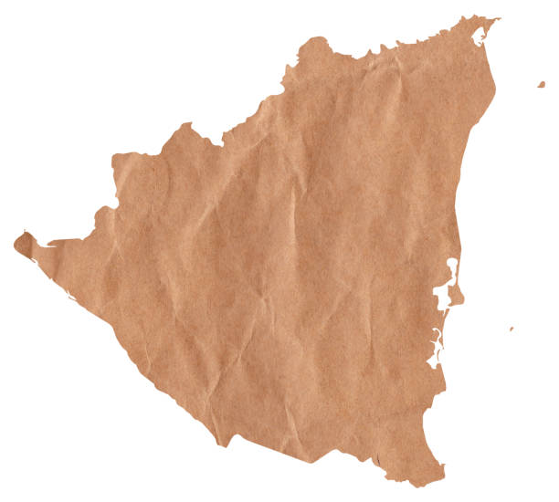 mapa de nicaragua hecho con papel kraft arrugado. mapa hecho a mano con material reciclado - paper craft brown wrinkled fotografías e imágenes de stock