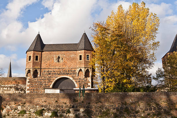 средневековая ворота - neuss стоковые фото и изображения