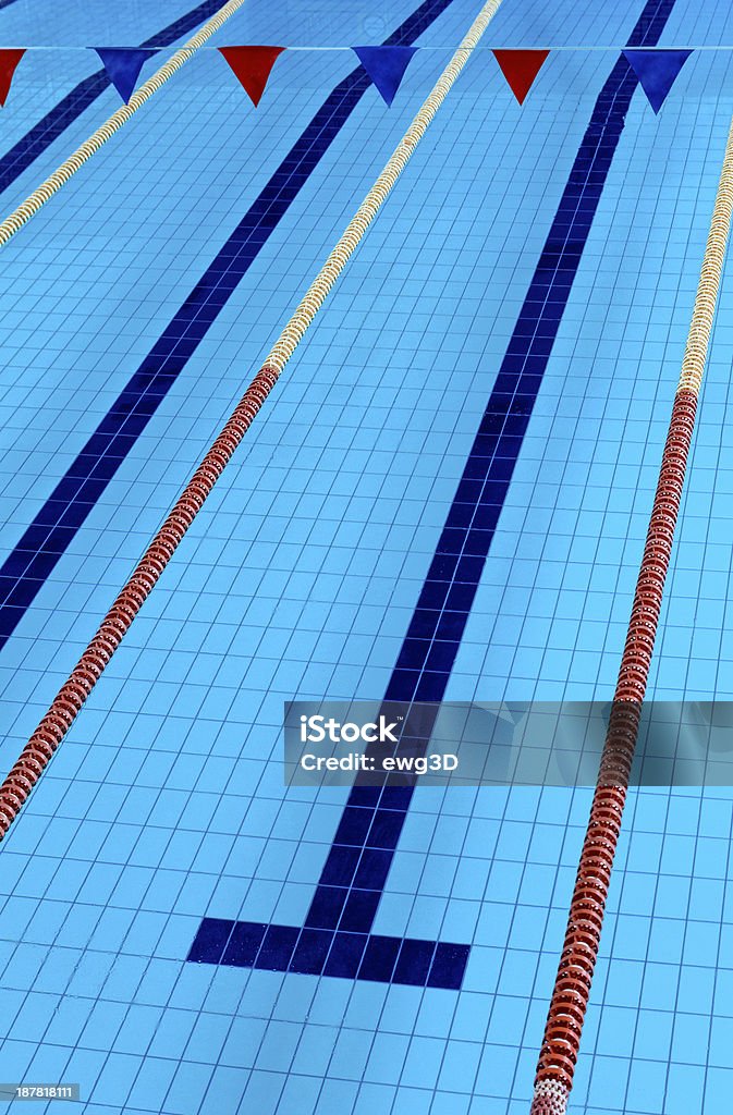 Vacío piscina olímpica - Foto de stock de Actividades recreativas libre de derechos