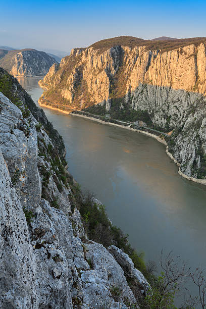 il danubio gorges - danube river serbia ravine romania foto e immagini stock