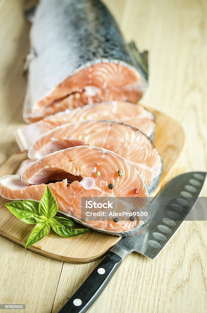 Salmón fresco bistecs - Foto de stock de Albahaca libre de derechos