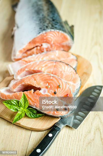 Salmón Fresco Bistecs Foto de stock y más banco de imágenes de Albahaca - Albahaca, Alimento, Amarillo - Color