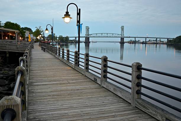 wilmington, nc, riverwalk in der dämmerung - cape fear stock-fotos und bilder