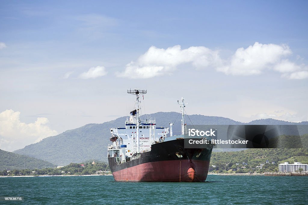cargo Schiff mit Kranich - Lizenzfrei Anlegestelle Stock-Foto