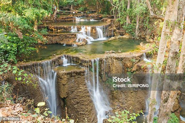 Cascata No Parque Nacional Província De Kanchanaburi Tailândia - Fotografias de stock e mais imagens de Ao Ar Livre